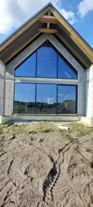 Modernes Haus mit großen Fenstern von Helwig Bau