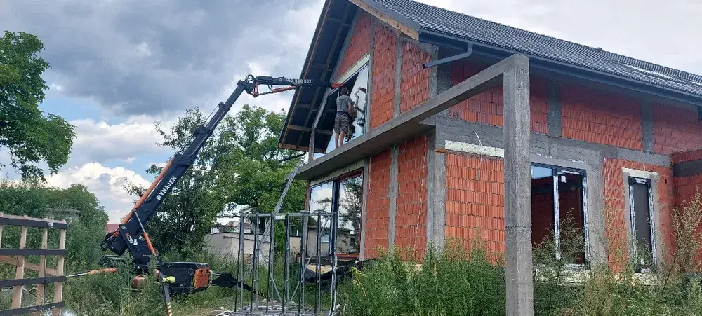 Neue Fenster an einem Haus im Rohbau – Montage von Helwig Bau