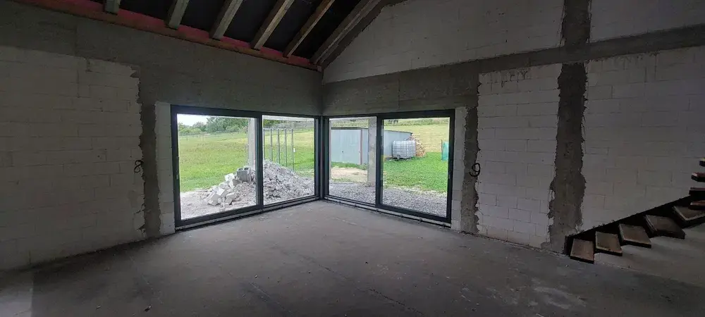 Modernes Kunststoff-Eckfenster in einem Neubau, montiert von Helwig Bau